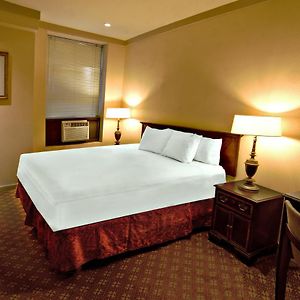 Zimmer mit Kingsize-Bett